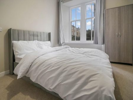 3 bedroom flat to rent - Photo 3