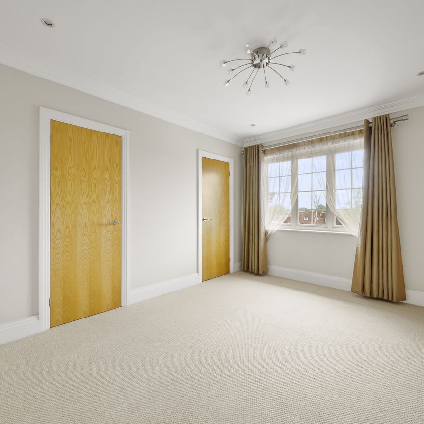 Claremont Lane, Esher, Surrey, KT10 flat to rent - Photo 1