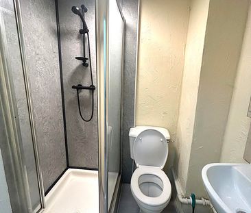 £750 PCM, Furnished One Bedroom First Floor Flat in Richmond Road, ... - Photo 2