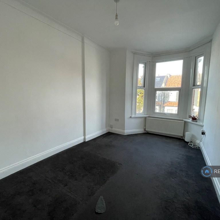 3 bedroom flat to rent - Photo 1