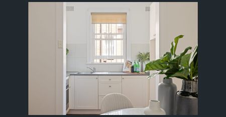 Timeless 2 Bedroom Art Deco in Prime Location - Photo 4