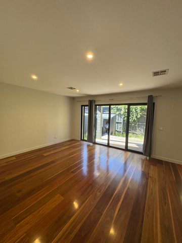 Stylish 3-Bedroom Townhouse in Prime Box Hill Location! - Photo 2