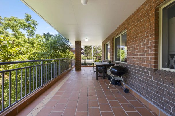 Modern Apartment with Expansive Wrap-Around Balcony – Prime Hornsby Location - Photo 1