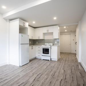 2 Bed, 1 Bath - 7030 Chemin De La Côte Saint Luc, Montréal - Photo 2