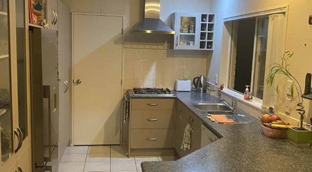 Unbeatable Location — Close to Shops, Parks & ... - Photo 3