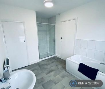 1 bedroom in a flat share to rent - Photo 5