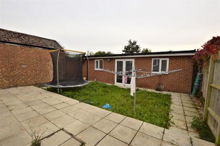 3 bedroom semi-detached house to rent - Photo 5