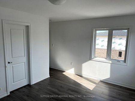 For Lease - 12 PUMPKIN CORNER Crescent, Barrie, Ontario - Photo 2