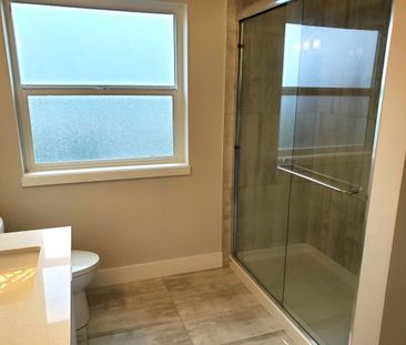 Bright, Open Concept Upper! - Photo 5