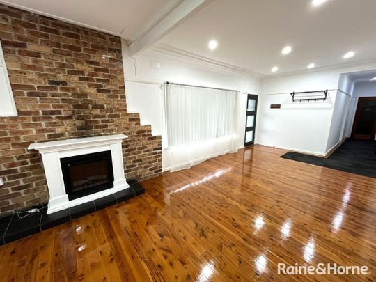 CHARMING THREE BEDROOM HOME IN MACQUARIE FIELDS! CLOSE TO STATION! - Photo 1