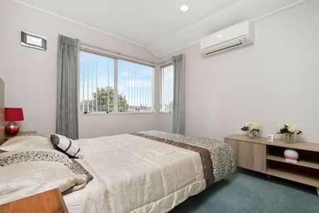 Stunning 3-Bedroom Home with Double Garage in Papatoetoe - Photo 4