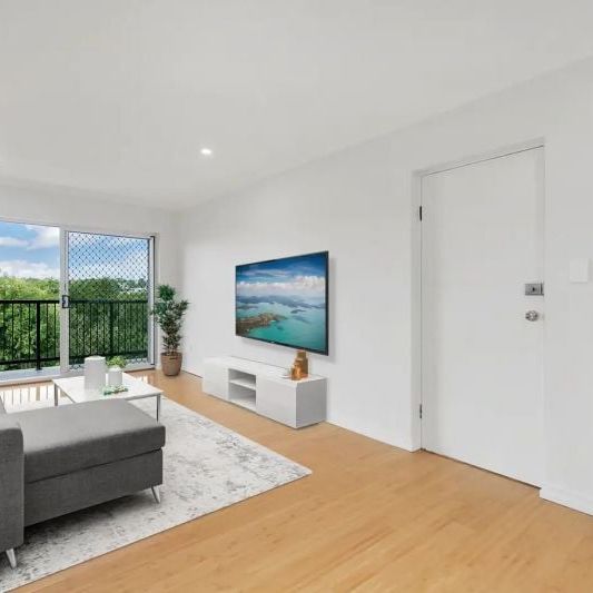 2 Bedroom Unit in Ideal Location - Water Bills included - - Photo 1