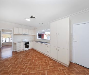 Updated Triple Fronted Brick Veneer Family Home in Convenient Location - Photo 4