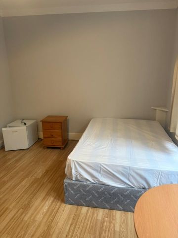 Room in a Shared Flat, Chiswick High Road, W4 - Photo 2