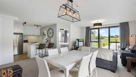 Modern & Stylish Two Bedroom Apartment - Photo 4