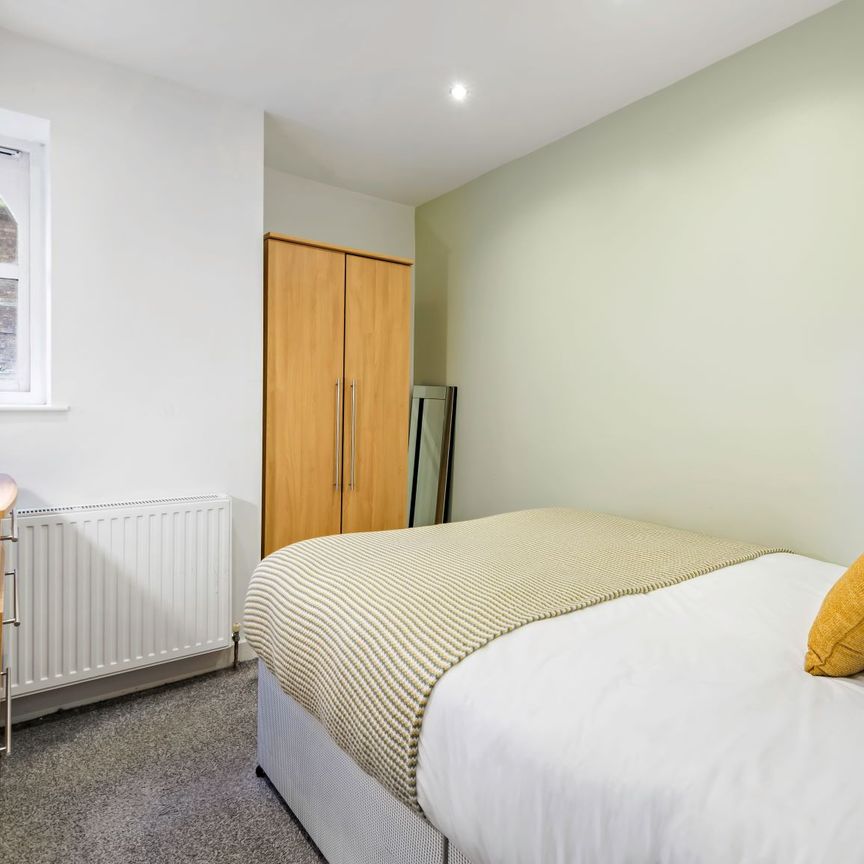 Flat 13, 40 HYDE TERRACE Leeds - LS2 9LN - Photo 1