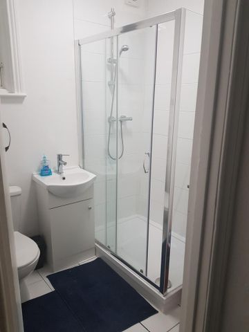 1 bedroom in a flat share to rent - Photo 4