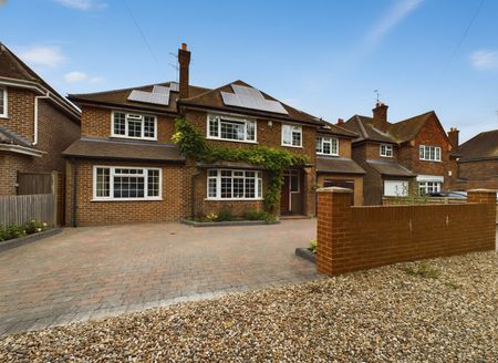 6 bedroom House in London Road, Wokingham - Photo 3