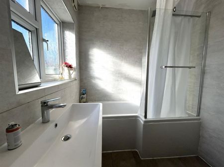 3 Bedroom House - Mid Terrace To Let - Photo 3