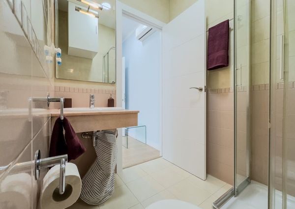 Carrer Nou de la Rambla, Barcelona, Catalonia