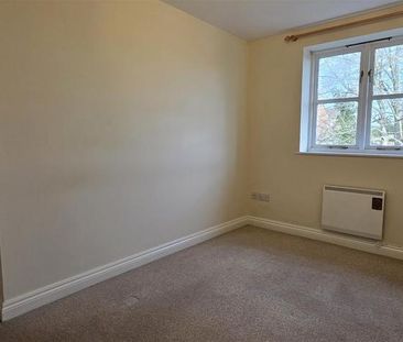 3 bedroom end of terrace house to rent - Photo 2