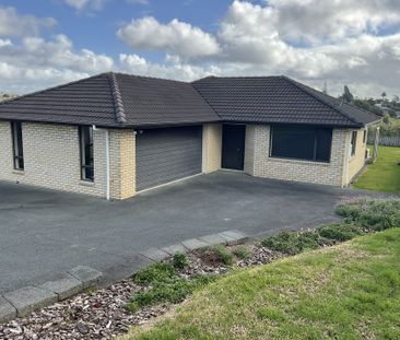 LARGE SPACIOUS LIVING - Photo 3