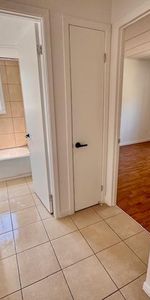 SUPERBE 4 1/2 en coin rénové avec goût! Piscines, gym, internet compris! - Photo 3