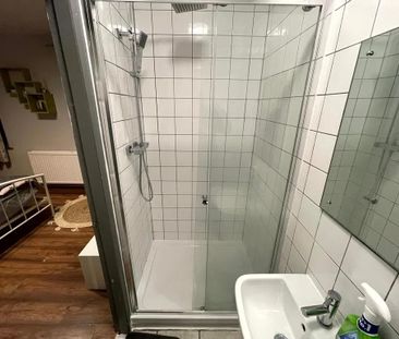 1 bedroom in a house share to rent - Photo 6