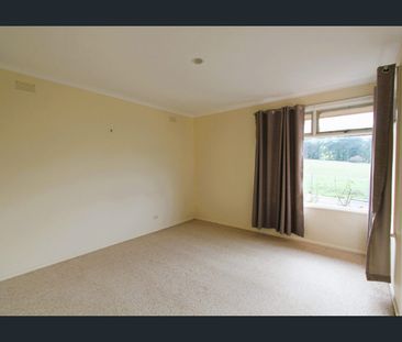 4-BEDROOM FAMILY HOME WITH GARAGE & SECURE YARD - Photo 5