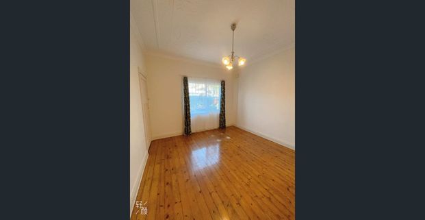 Spacious lounge area & Separate sunroom & Large gas-equipped kitchen & Great Location & Convenient Lifestyle! SHARED PROPERTY WITH 2 GIRLS. GIRLS ONLY - Photo 1