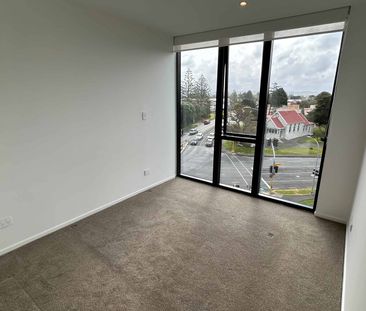 Spacious, modern north-facing apartment - Photo 4