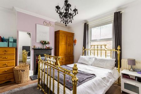 A centrally located four bedroom Victorian townhouse beautifully presented throughout. - Photo 5