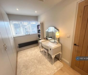 4 bedroom semi-detached house to rent - Photo 1