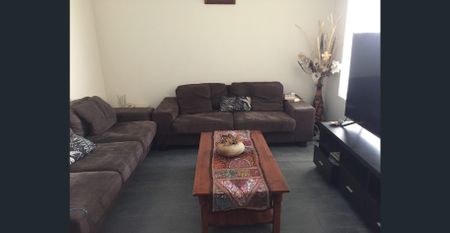 2011 Built Modern 4 x 2 House - Perfect for families or professionals - Photo 2