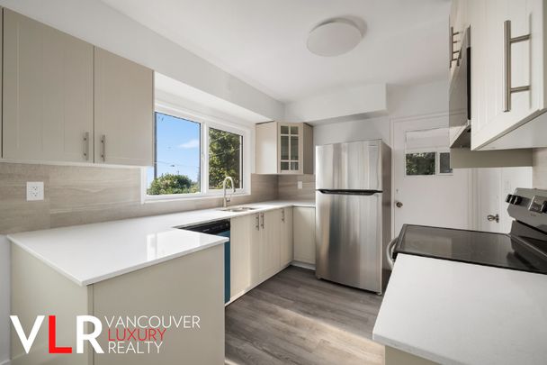 House in West Vancouver, BC - Photo 1