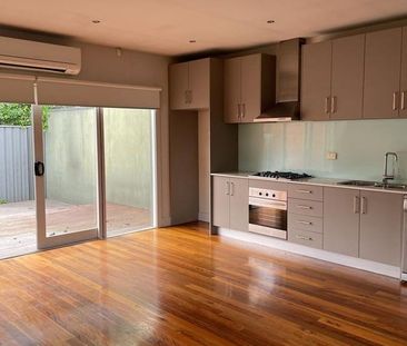 2 Bedroom Townhouse - 3 minute walk to tram stop! - Photo 6