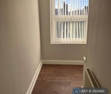 2 bedroom end of terrace house to rent - Photo 2