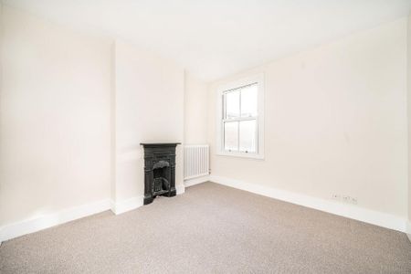 2 bedroom maisonette to rent - Photo 2