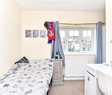 4 bedroom semi-detached house to rent - Photo 4