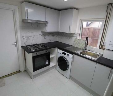 Mead Road, London, HA8 - Photo 4