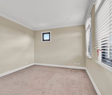 Contemporary Elegance in the Heart of Kew - Photo 4