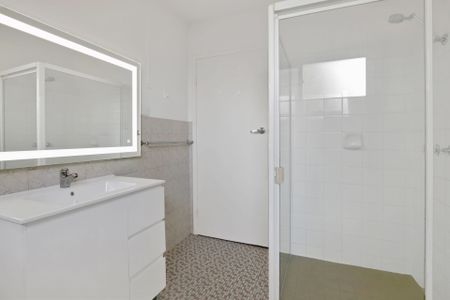 Low-Maintenance Impressive Unit in a Prime City-Fringe Spot! - Photo 5