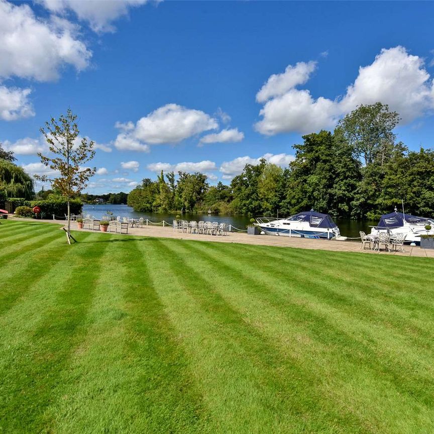 A three-storey townhouse in a much sought after private estate on the banks of the River Thames in Bray. - Photo 1