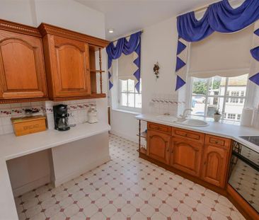 2 bedroom character property to rent - Photo 1