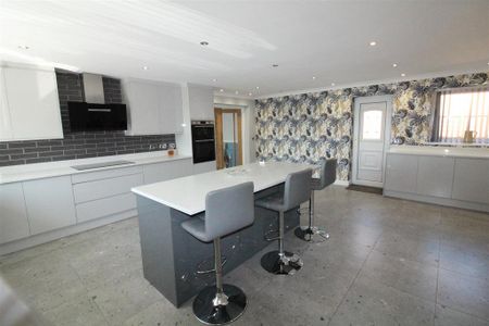 3 bedroom detached bungalow to rent - Photo 2