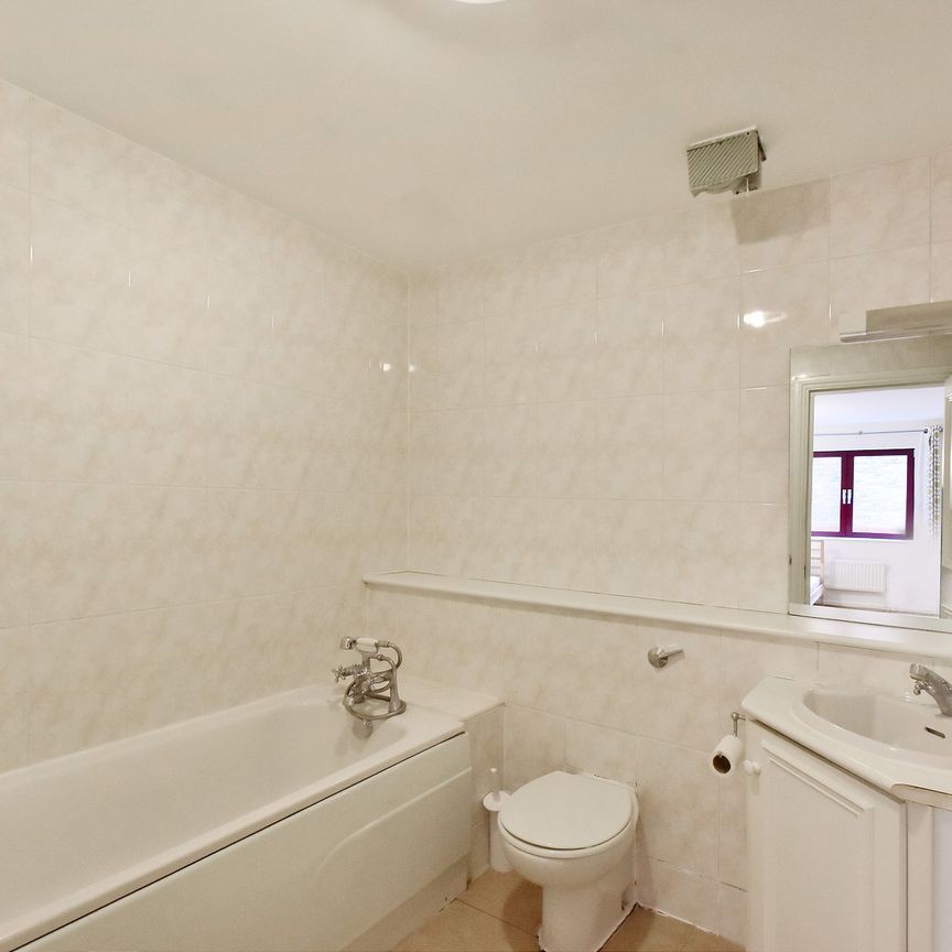 Sailmakers Court, Regent On The River William Mo, Hammersmith and Fulham, London, SW6 - Photo 1