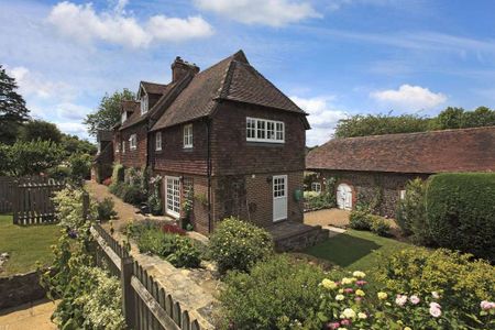 A Grade II listed character home set within a picturesque hamlet. - Photo 5