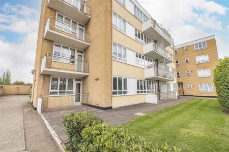 3 bed flat to rent in Bathurst Walk, Richings Park, SL0 - Photo 2