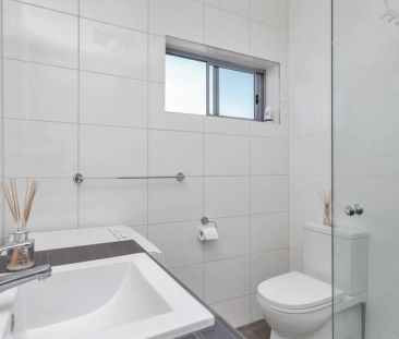 FURNISHED APARTMENT , SENSATIONAL LIVING IN ENVIABLE LOCATION! - Photo 6