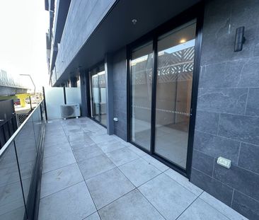 Stylish 2 Bedroom Apartment-Very close to train. - Photo 6